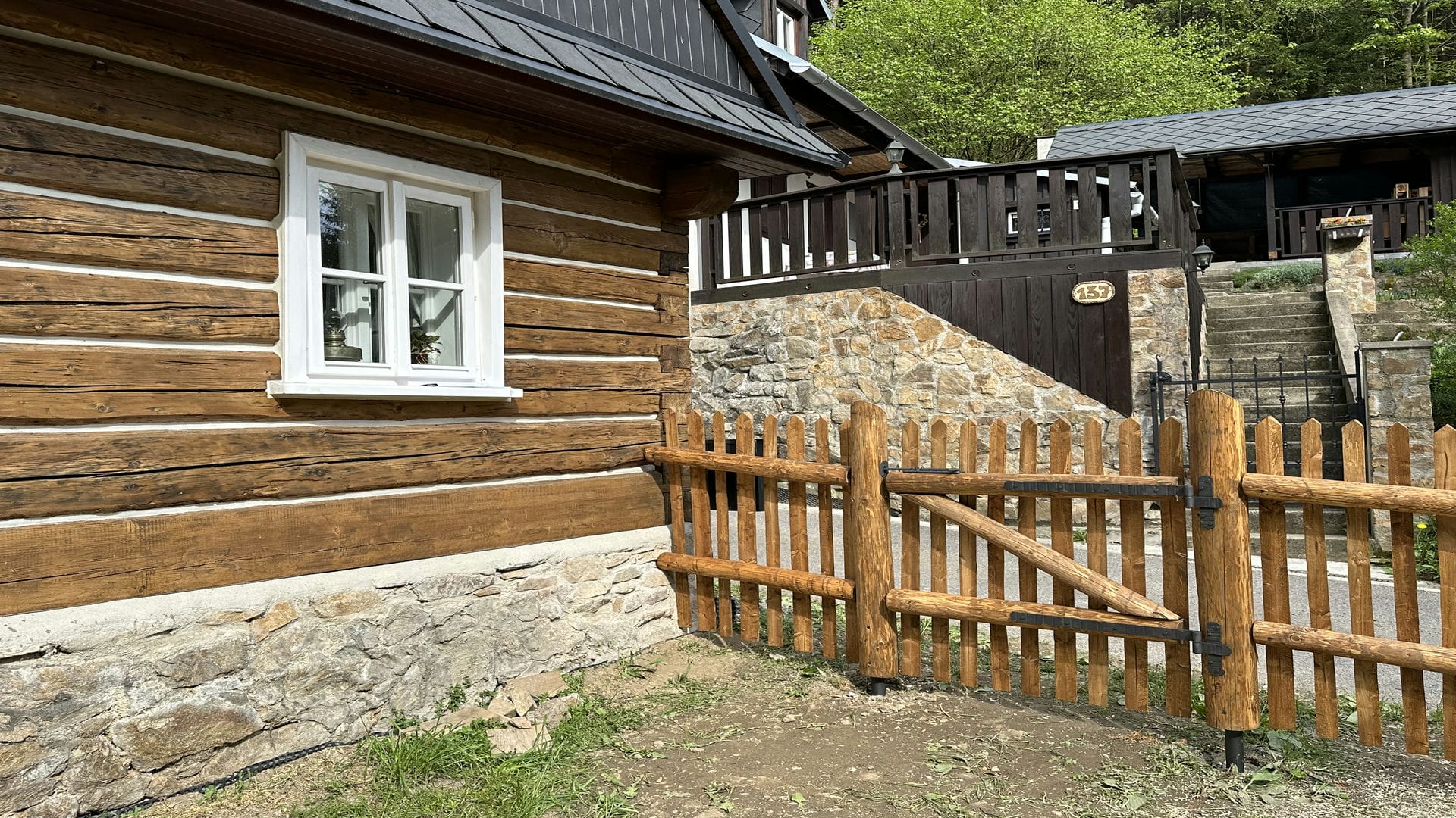 Obrázek 5 / Dřevěné ploty - strojně loupané   - realizace Moravský Karlov 05-2023